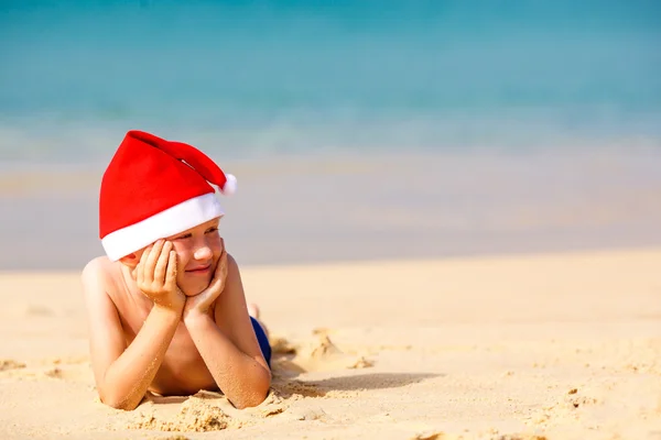 Portret ładny mały chłopiec w Santa hat — Zdjęcie stockowe