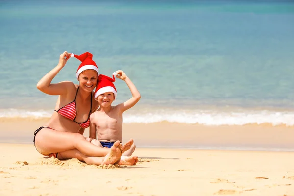 母亲和儿子在海滩上圣诞 — 图库照片