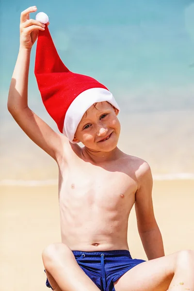 可爱的小男孩，在圣诞老人的帽子的肖像 — 图库照片