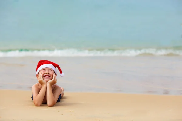 Portret ładny mały chłopiec w Santa hat — Zdjęcie stockowe