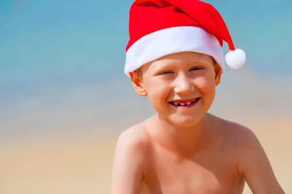 可爱的小男孩，在圣诞老人的帽子的肖像 — 图库照片