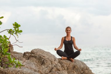 okyanusun Yoga yapıyordum kadınlar