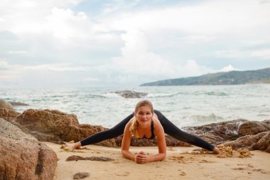 okyanusun Yoga yapıyordum kadınlar