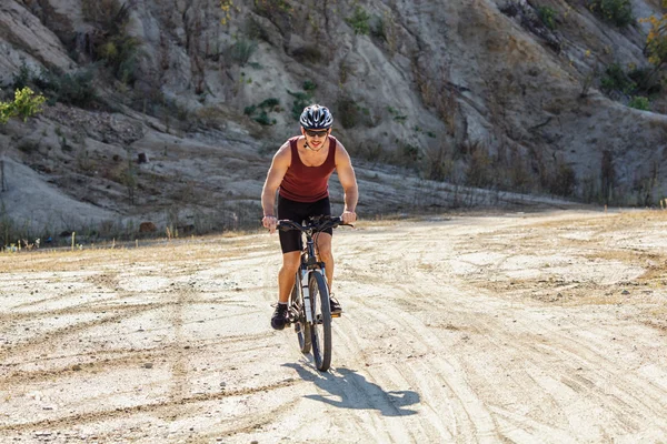 Sportler fährt mit dem Fahrrad — Stockfoto