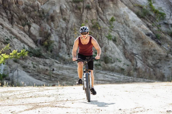 Sporcu adam bir bisiklet üzerinde Bisiklete binme — Stok fotoğraf