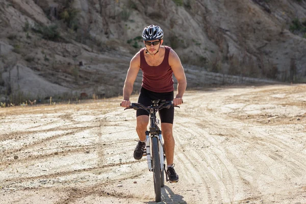 Atleta homem ciclismo em uma bicicleta — Fotografia de Stock