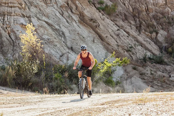 自転車に乗ってサイクリング アスリートの男性 — ストック写真