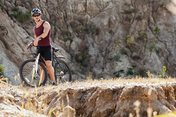 运动员男子骑一辆自行车 — 图库照片