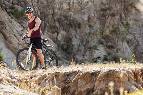 Sporcu adam bir bisiklet üzerinde Bisiklete binme — Stok fotoğraf