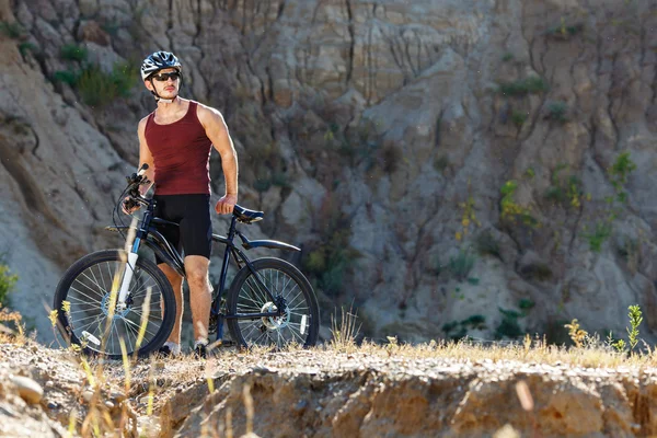 Atleta homem ciclismo em uma bicicleta — Fotografia de Stock