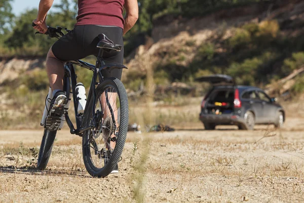 Atleta hombre ciclismo en una bicicleta — Foto de Stock