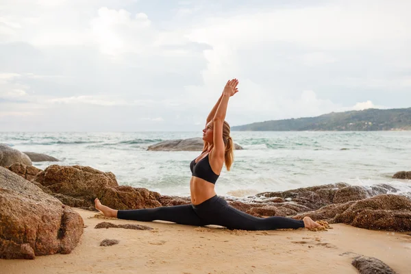 Mujeres haciendo yoga con el océano detrás —  Fotos de Stock