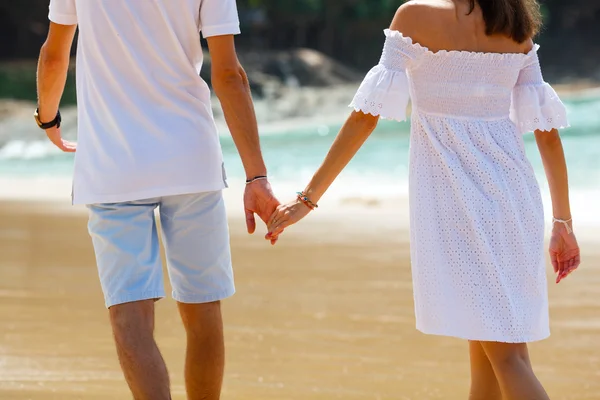 함께 해변에서 산책 하는 커플 — 스톡 사진