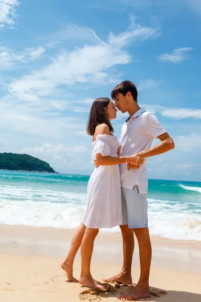 Jovem casal romântico em uma praia — Fotografia de Stock