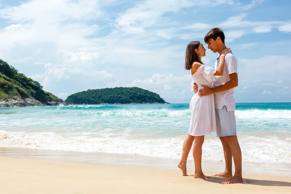 Unga romantiska par på en strand, kopia utrymme kvar — Stockfoto