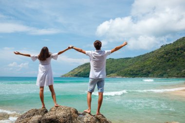 Çift ayakta kayalarda denizden