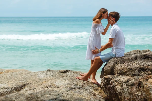 Encantadora pareja de jóvenes adultos en las rocas —  Fotos de Stock