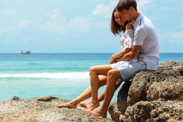 Lovely young adult couple on the rocks — Stock Photo, Image