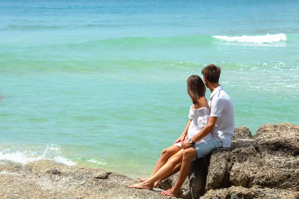 Lovely young adult couple on the rocks — Stock Photo, Image