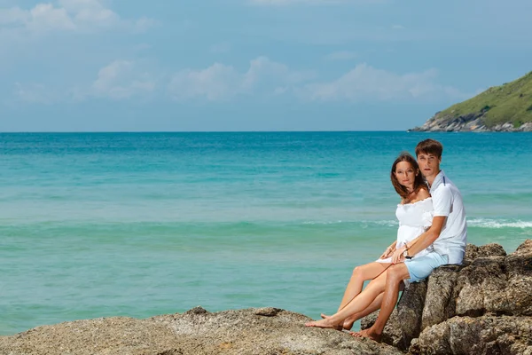 Lovely young adult couple on the rocks — Stock Photo, Image