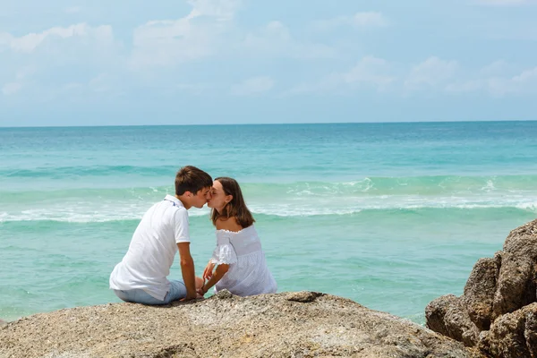 Lovely young adult couple on the rocks — Stock Photo, Image