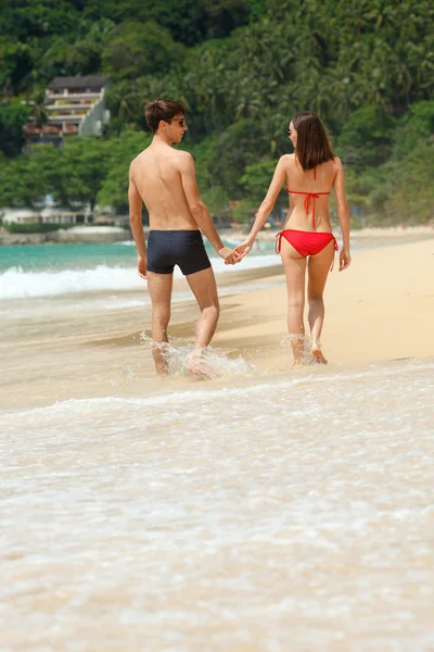 Happy couple in sunglasses on the beach — Stock Photo, Image