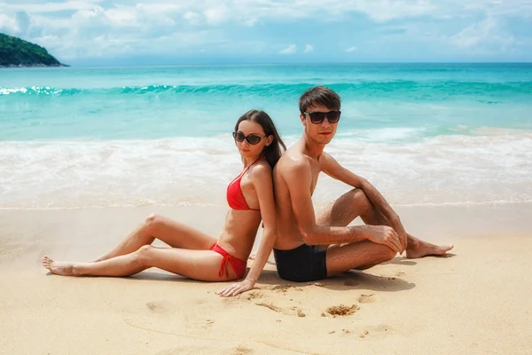 Joyeux couple en lunettes de soleil sur la plage — Photo