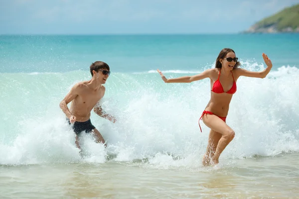 Coppia felice in occhiali da sole sulla spiaggia — Foto Stock