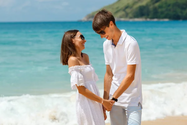 Lovely couple walking on a tropical beach — Stock Photo, Image