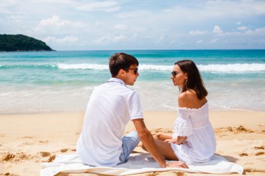 Tropikal plajda bir çift