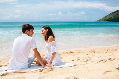 Tropikal plajda bir çift