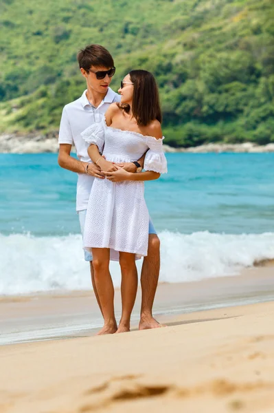Mooie paar lopen op een tropisch strand — Stockfoto