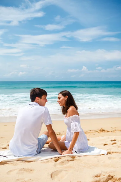 Casal em uma praia tropical — Fotografia de Stock