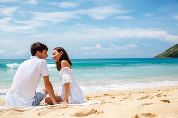 Casal em uma praia tropical — Fotografia de Stock