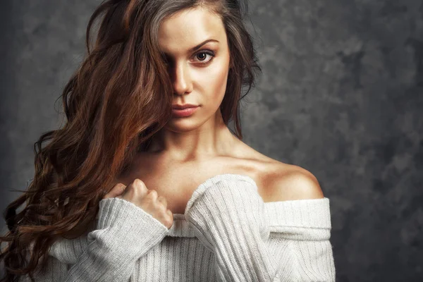 Portret van vrouwelijke model op grijze achtergrond — Stockfoto
