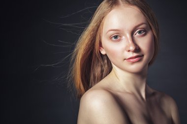 Stüdyo portre saç uçan ile kadının