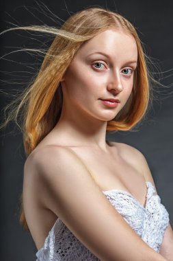 Stüdyo portre saç uçan ile kadının