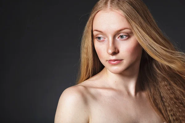 Retrato de estúdio de mulher com cabelo voador — Fotografia de Stock