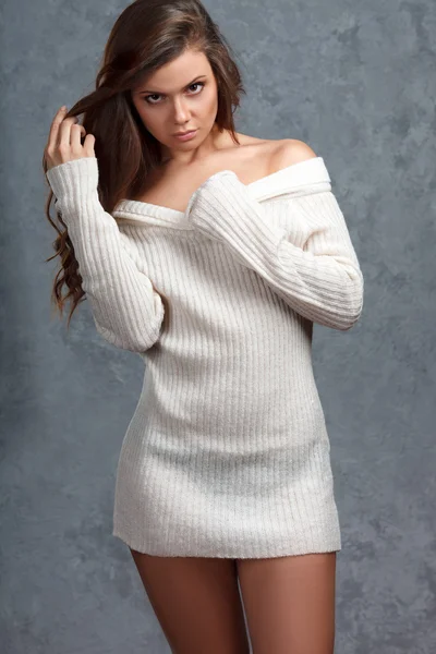 Piękna młoda kobieta brunetka w swetrze — Zdjęcie stockowe