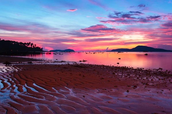 Beautiful sunrise at the tropical beach — Stock Photo, Image