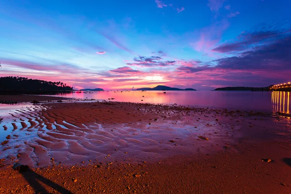 Beautiful sunrise at the tropical beach — Stock Photo, Image