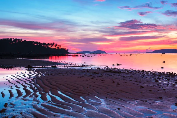 Beautiful sunrise at the tropical beach — Stock Photo, Image