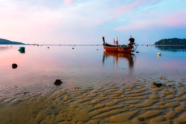 A tropical Beach gyönyörű napfelkelte — Stock Fotó