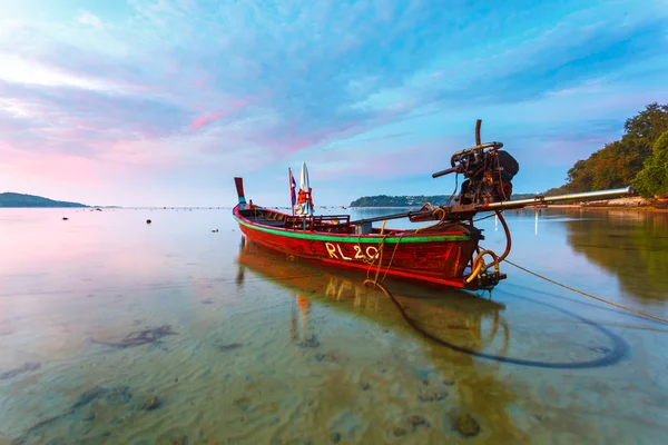 Beautiful sunrise at the tropical beach — Stock Photo, Image