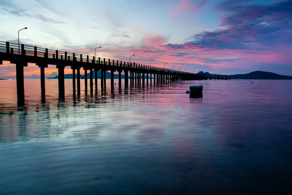 Hermoso amanecer en el muelle del mar —  Fotos de Stock