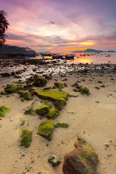 Beautiful sunrise at the tropical beach — Stock Photo, Image