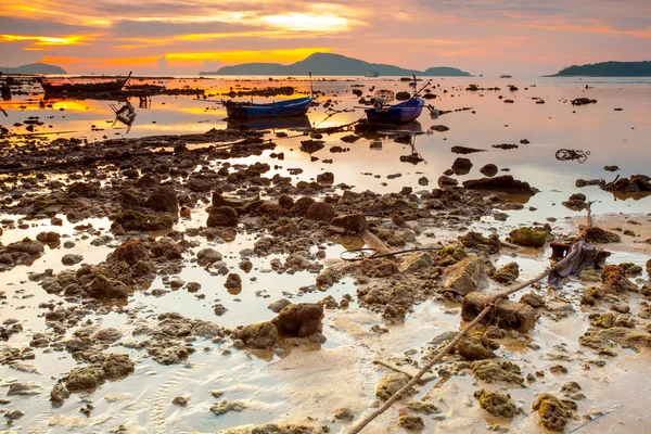 Prachtige zonsopgang op het tropische strand — Stockfoto