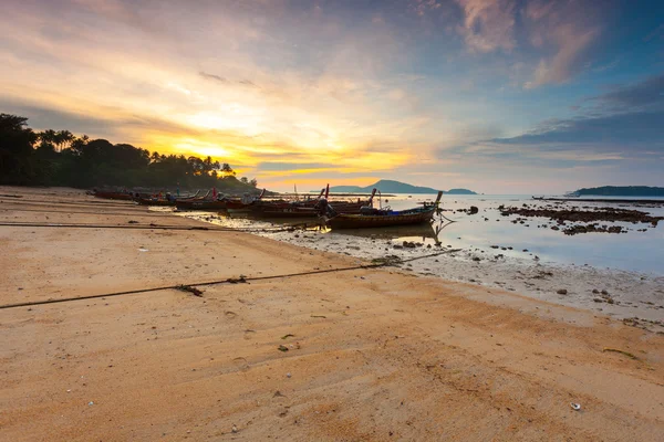 Beautiful sunrise at the tropical beach — Stock Photo, Image