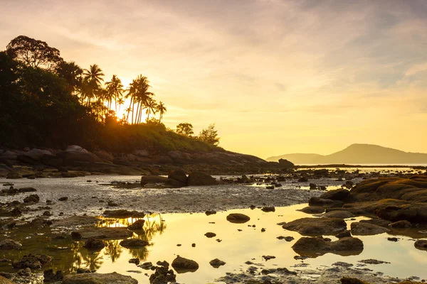 Hermoso amanecer en la playa tropical —  Fotos de Stock