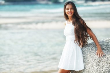 Sahilde güzel esmer portre